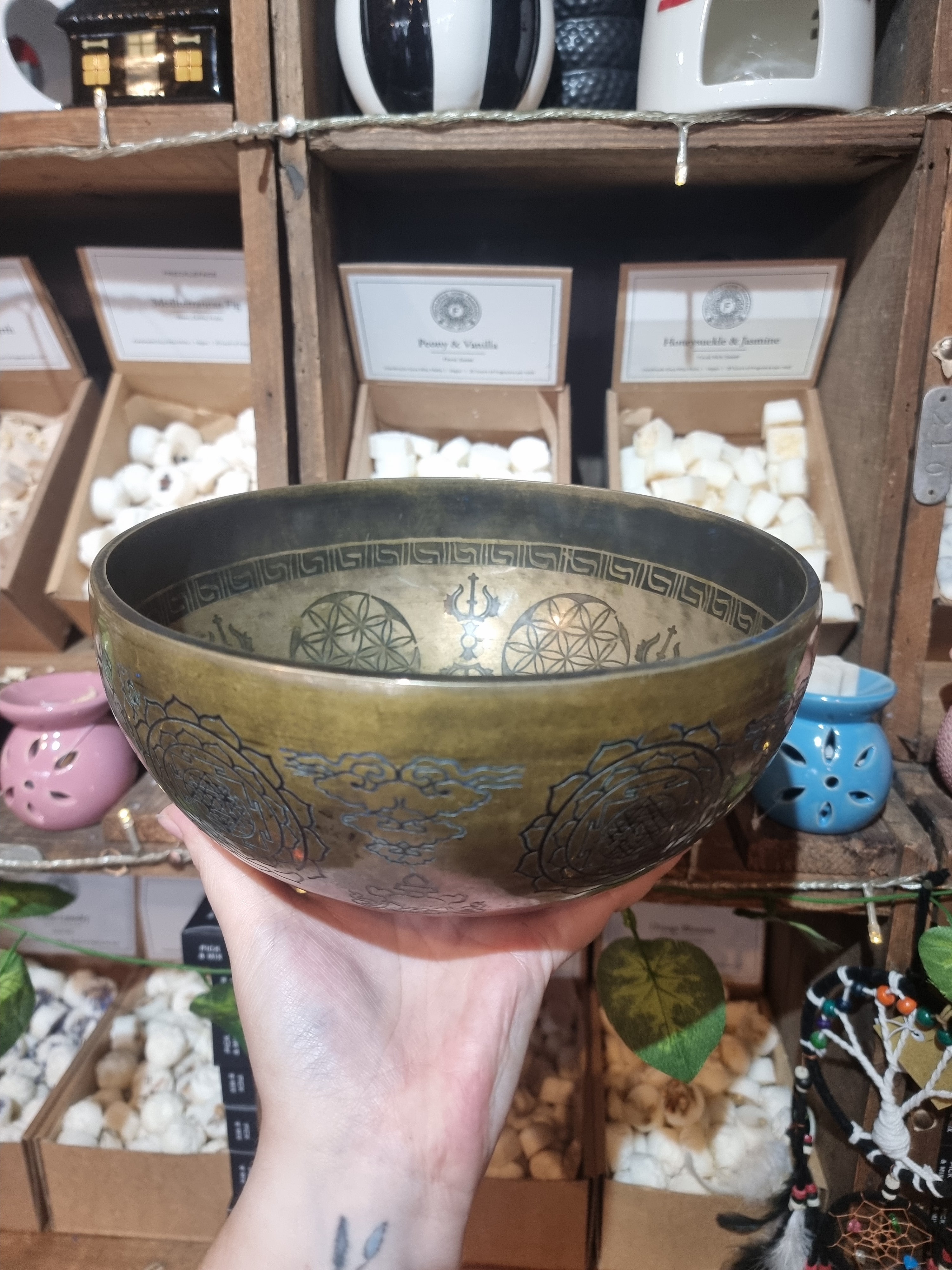 Engraved Flower Singing Bowl (22cm)