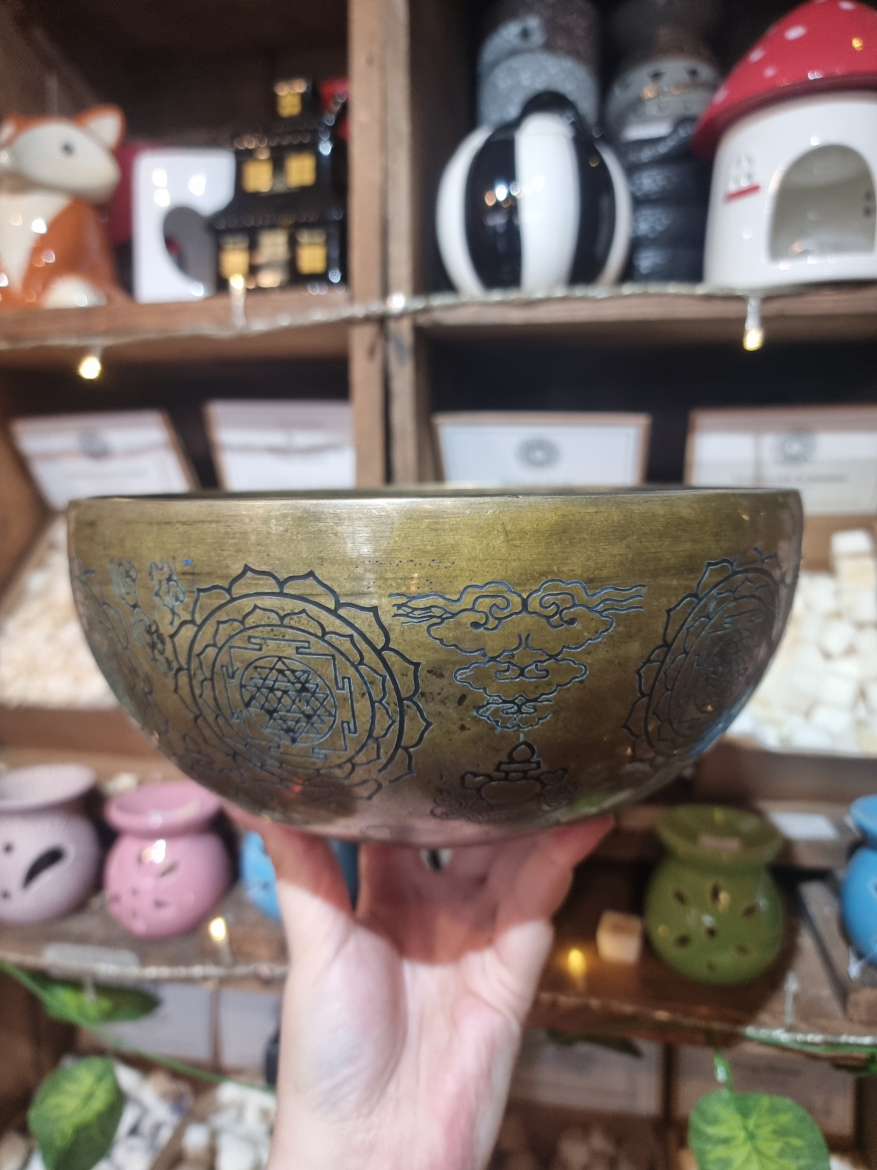 Engraved Flower Singing Bowl (22cm)